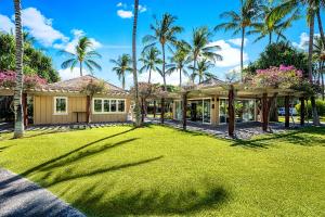 uma casa com um grande quintal com palmeiras em Fairway Villas Waikoloa B21 em Waikoloa