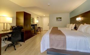 a hotel room with a bed and a desk at Quality Inn & Suites in Lincoln