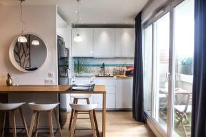 Kuhinja ili čajna kuhinja u objektu Bright nest with balcony ideal for a couple