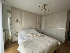 Postel nebo postele na pokoji v ubytování Appartement Luxueux 3 pièces climatisé avec Terrasse, 5 couchages - 17ème Arrondissement de Paris