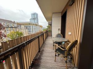 a balcony with a table and chairs on a building at Appartement Luxueux climatisé avec Terrasse, 6 couchages - 17ème Arrondissement de Paris in Clichy