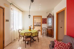 a kitchen and dining room with a table and chairs at Alma Toscana in Pescia