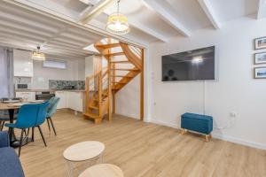 ein Wohnzimmer mit einer Treppe, einem Tisch und Stühlen in der Unterkunft Beautiful flat in the heart of Lyon - Welkeys in Lyon