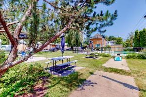 肯納邦克的住宿－Shorelands 44-1，一个带长凳和蓝伞的公园