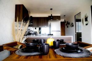 una cocina con una mesa con platos negros. en Comfort Flat In Guadalajara, en Guadalajara