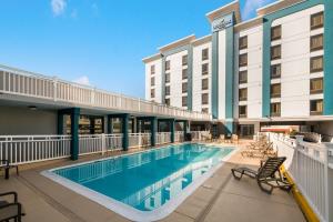 Blick auf den Pool im Ariott Hotel in der Unterkunft Costa Azul Suites Virginia Beach by Red Collection in Virginia Beach