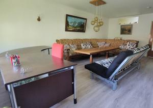 uma sala de estar com um sofá e uma mesa em Familien-Ferienwohnung Lichtenstein (BW) em Lichtenstein