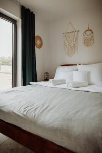 Een bed of bedden in een kamer bij LASpot Szafarnia