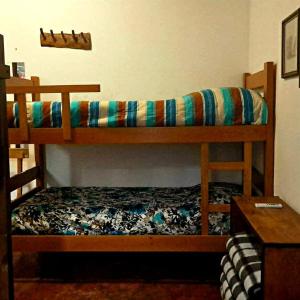 Łóżko lub łóżka piętrowe w pokoju w obiekcie Donana Hostel de Guiné
