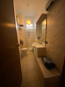 Phòng tắm tại Appartamento Luminoso a Carbonia (I.U.N. Q8271)