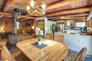 Setusvæði á Rustic Bandon Log Cabin on 5 Acres of Woodlands!
