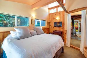 Rúm í herbergi á Rustic Bandon Log Cabin on 5 Acres of Woodlands!