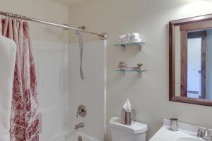 Ένα μπάνιο στο Loon Lake Waterfront Retreat 2 Decks and Dock! +27 φωτογραφίες