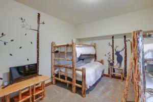 Ένα ή περισσότερα κρεβάτια σε δωμάτιο στο Loon Lake Waterfront Retreat 2 Decks and Dock!