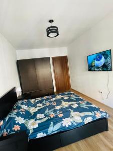 Кровать или кровати в номере Cozy Apartment with free parking