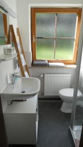 Ένα μπάνιο στο Ferienwohnung Dillmann