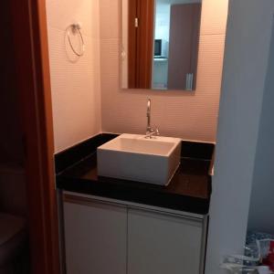 łazienka z białą umywalką i lustrem w obiekcie Flat Beach Way Carneiros 03 - 350 mts da praia dos carneiros w mieście Tamandaré