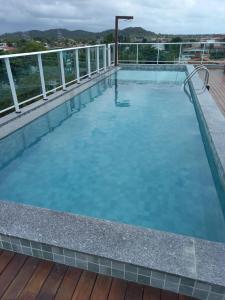 duży basen na dachu budynku w obiekcie Flat Beach Way Carneiros 03 - 350 mts da praia dos carneiros w mieście Tamandaré