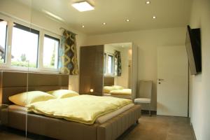 1 dormitorio con 2 camas y espejo en Urlaubsapartment am Silbersee, en Villach