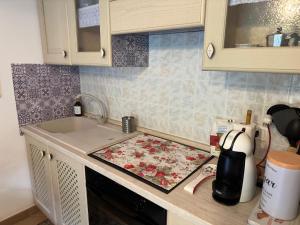 a kitchen counter with a mat on the counter top at Appartamento vista Monte Rosa, giardino in Residence Walser a 10minuti da Macugnaga - MONTEROSAFLAT in Vanzone