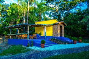 uma casa com uma casa amarela e azul em Quinta D’ Aurora em Espírito Santo do Pinhal