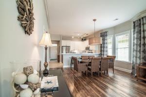 Kuchyň nebo kuchyňský kout v ubytování Bright and Airy 3 Bedroom Villa Marsh Views