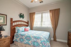 Postel nebo postele na pokoji v ubytování Bright and Airy 3 Bedroom Villa Marsh Views + 8 fotografií