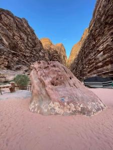 a large rock sitting in the middle of the desert at blueskyrum. in Wadi Rum