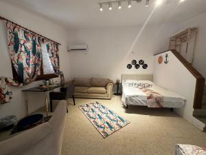 ein Schlafzimmer mit einem Bett und einem Sofa darin in der Unterkunft Hidden garden Central and quiet rest in Barcelona