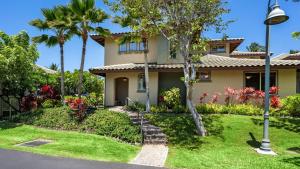 een huis met palmbomen en een straatlicht bij Mauna Lani Fairways 1601 in Waikoloa