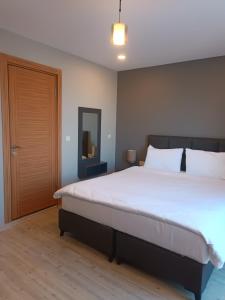 een slaapkamer met een groot bed en een spiegel bij Ore Pera Suites in Istanbul