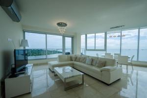 un soggiorno con un divano e un tavolo di 19L Breathtaking Oceanview Playa Bonita Resort a ArraijÃ¡n