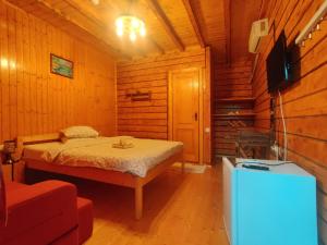 a bedroom with a bed in a wooden cabin at Casa Moața La Vama Veche in Vama Veche