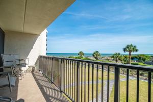 En balkong eller terrass på Coastal Getaway Spacious 2BR Condo Ocean View