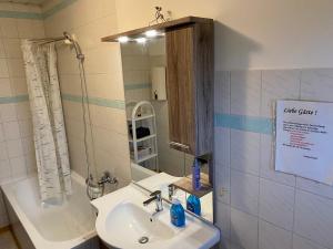 Kylpyhuone majoituspaikassa Schnitterkaserne in Schaprode