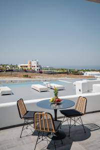 d'une terrasse sur le toit avec une table et des chaises. dans l'établissement Bonsai Luxury Suites, à Karterados
