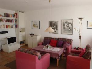 ein Wohnzimmer mit einem Sofa und einem Tisch in der Unterkunft Inselresidenz Wattenmeer Wo.3 in Juist