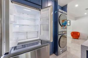 lodówka z otwartymi drzwiami w kuchni w obiekcie Sun-Kissed Bliss: Dreamy Getaway w mieście West Palm Beach
