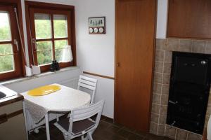 - une cuisine avec une table, une table et des chaises dans l'établissement Marschenblick-2, à Sankt Peter-Ording