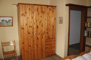 une pièce avec une porte en bois dans une chambre dans l'établissement Marschenblick-2, à Sankt Peter-Ording