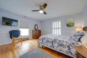 um quarto com uma cama, uma secretária e uma cadeira em Maggie Valley Historic Farmhouse on 5 Acres! em Maggie Valley