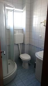 Koupelna v ubytování Guest House Lav