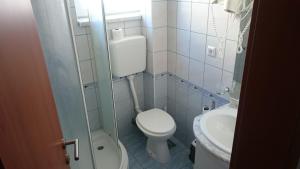 Koupelna v ubytování Guest House Lav