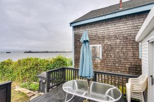 un patio con due sedie e un ombrellone di Massachusetts Vacation Rental 5 Mi to Fall River a Somerset