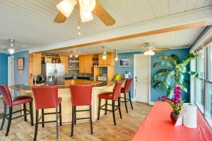 Area lounge atau bar di Massachusetts Vacation Rental 5 Mi to Fall River