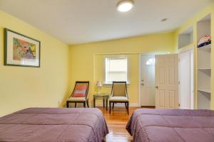 1 dormitorio con 2 camas, mesa y sillas en Massachusetts Vacation Rental 5 Mi to Fall River, en Somerset