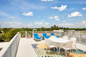 a patio with chairs and a table on a balcony at Florida Keys Wellness Gem in Marathon