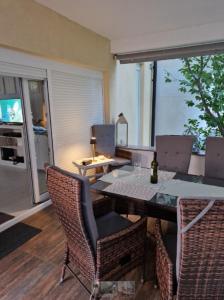 Televisyen dan/atau pusat hiburan di Lovely Apartment Kampor +15 gambar