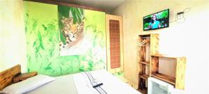 莫羅聖保羅的住宿－Beleza Natural Pousada，浴室的墙上装饰有老虎画,设有水槽