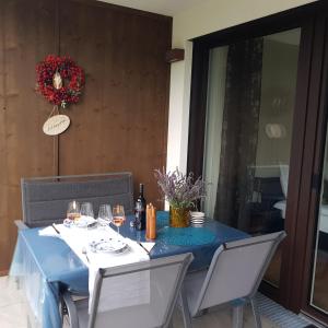 mesa de comedor con mantel azul y sillas en Ferienwohnung Karasek Deluxe en Sattendorf